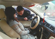 һ���ӹ����쿪��Ц����ը�� �����鲢����