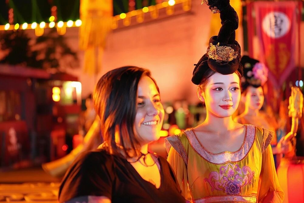 �����Ż�ӭ��ʽ�󣬲���ά��ʫ�˽���������������������һλ���ƴ���Ů����Ӱ